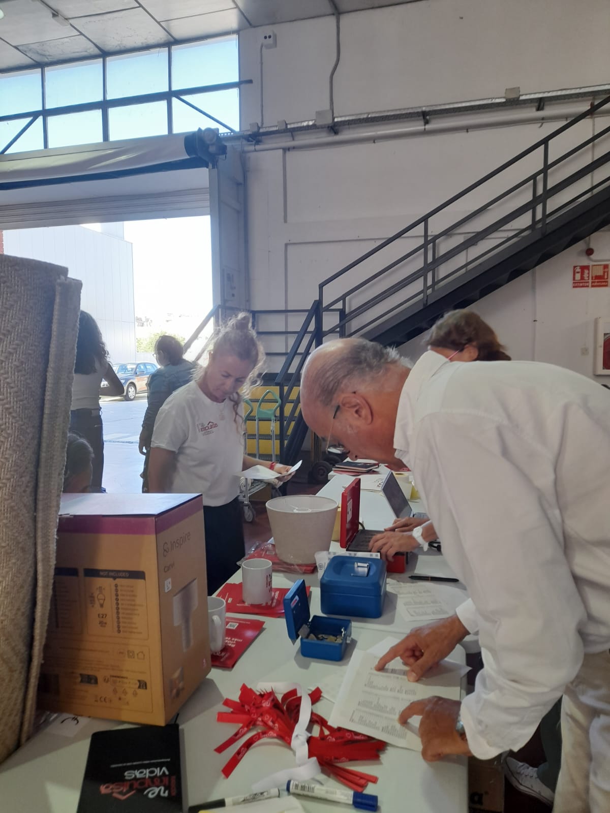 Un mercadillo donde las compras se transforman en oportunidades